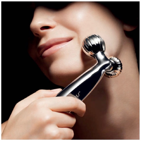 Limited Edition Shiseido Facial Massage Roller - Picture 6 of 6